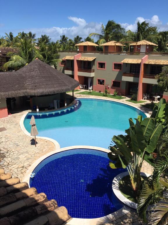 皮帕Cond Residencial Resort Pipa Chalés Triplex - Centro de Pipa的度假村前的游泳池