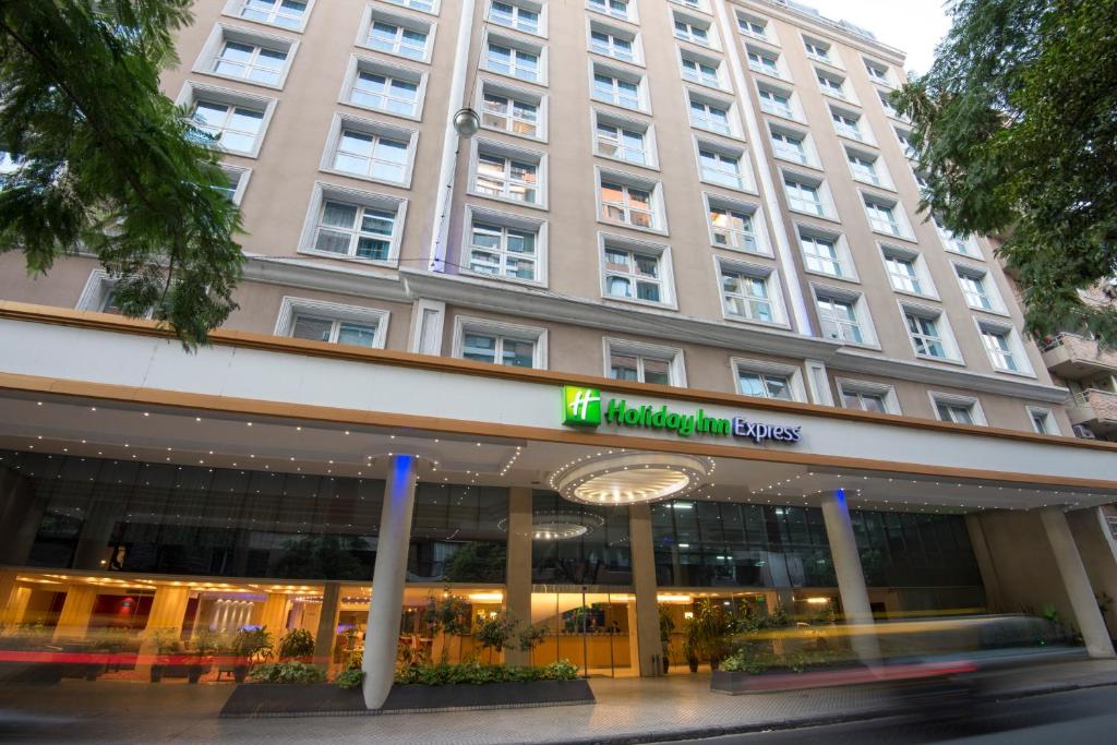 罗萨里奥罗萨里奥快捷假日酒店的新加坡 ⁇ 染了那家破烂的旅馆