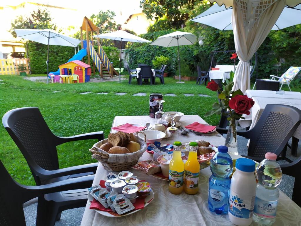 多莫多索拉Bed & Breakfast Tiffany的一张野餐桌,上面有食物和饮料