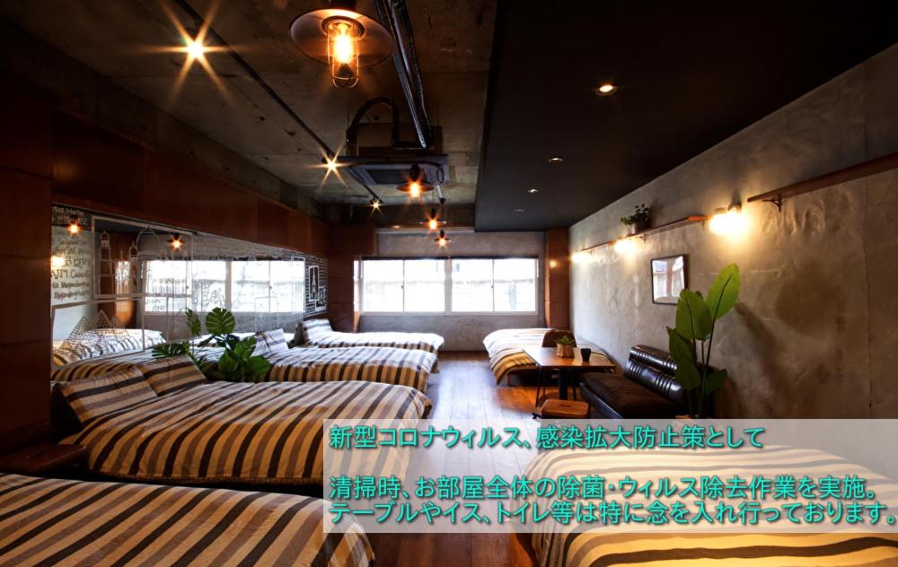 名古屋Guest House Re-worth Yabacho1 1F的一间大房间,里面设有沙发和桌子