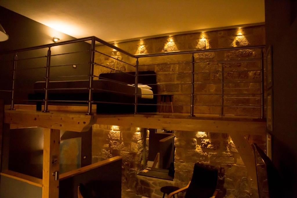 阿尔盖罗"Here" Mini loft Alghero的水中反射的宿舍间内的双层床