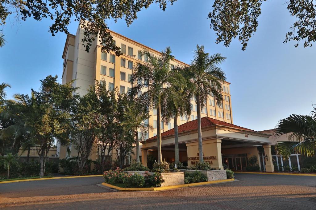 圣佩德罗苏拉圣佩德罗苏拉皇家洲际酒店的一座棕榈树建筑