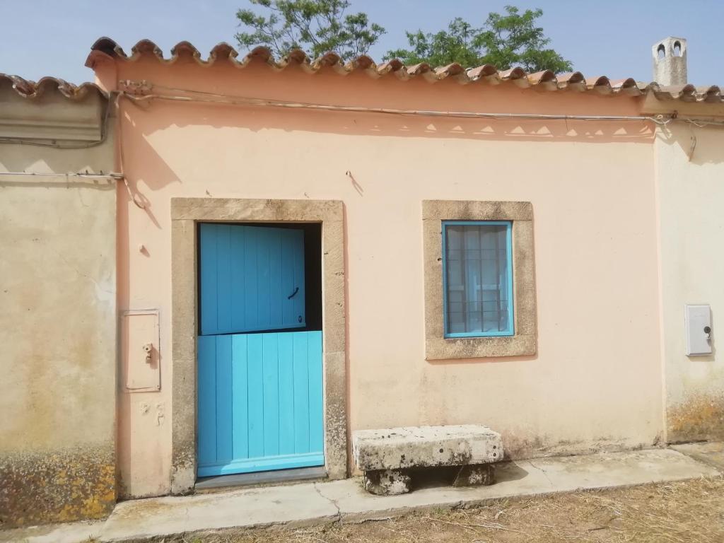 卡布拉斯Casa San Salvatore的一座带蓝色门和两扇窗户的建筑