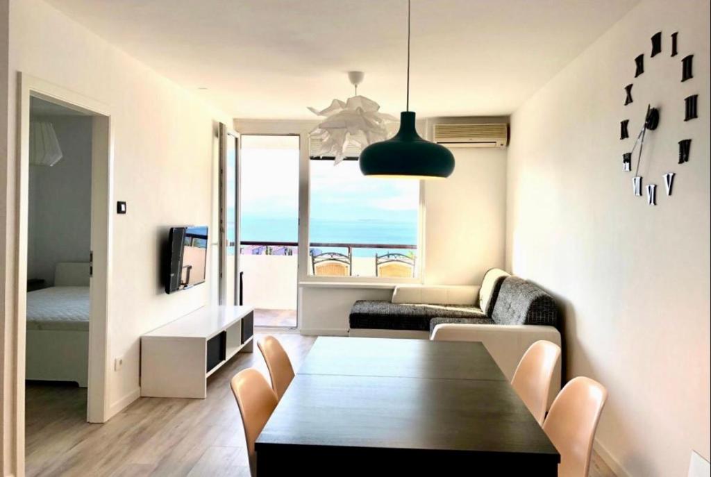 科佩尔Seaview Apartment的客厅配有桌子,享有海景