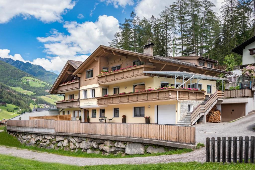 瓦尔奥纳的圣乔凡尼AlpenChalet Niederkofler的山间房屋,带围栏