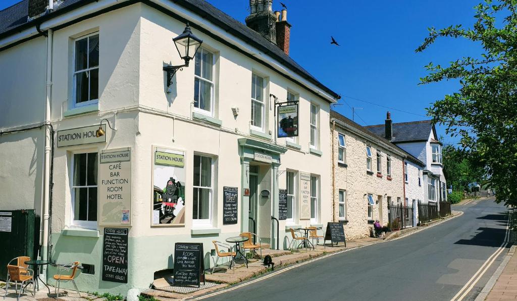 South BrentStation House, Dartmoor and Coast located, Village centre Hotel的街道上一排白色的建筑