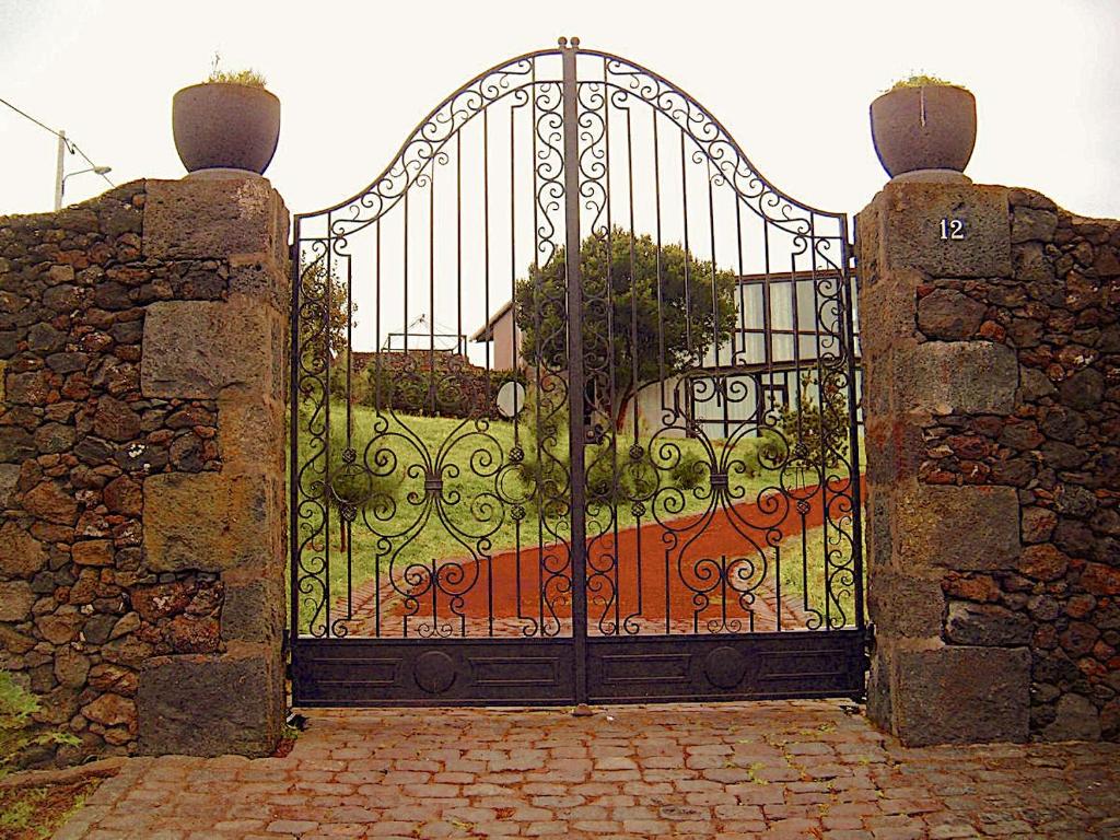 卡佩拉什Gala Da Vittoria的铁门,后面是花园