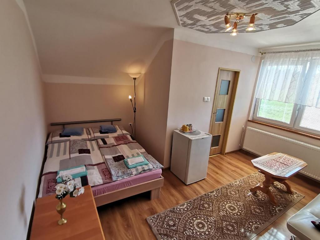 什特尔巴Privát u Bartolomeja的一间小卧室,配有一张床和一张桌子