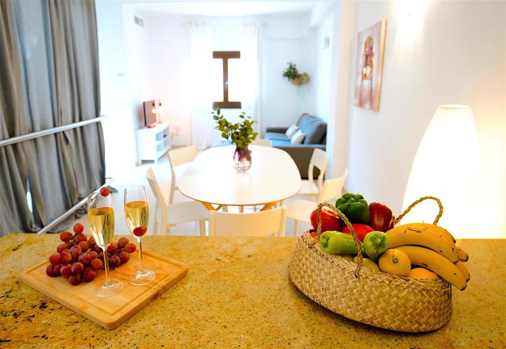 马略卡岛帕尔马La Lonja Homes - Turismo de interior的一张桌子,上面有两篮水果和酒杯