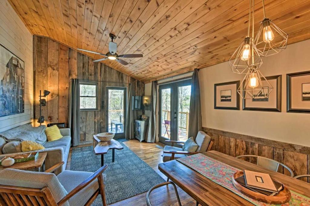 蓝岭The Cottage at Camp Toccoa的客厅设有木墙和天花板