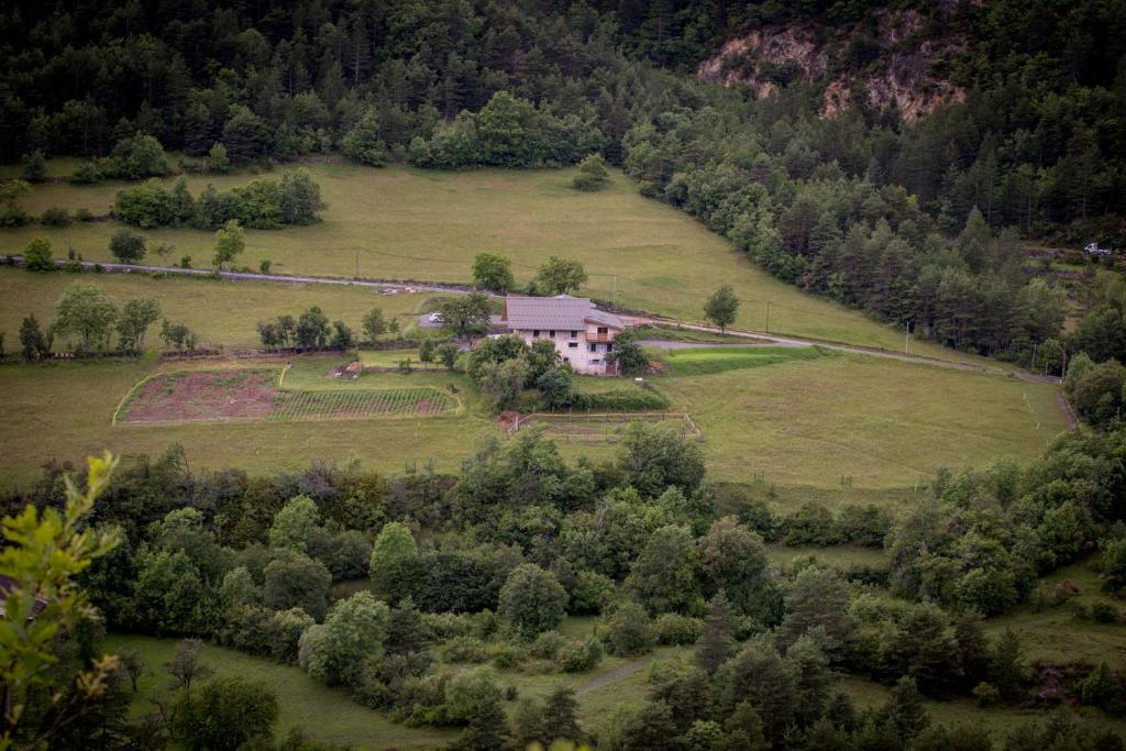 吉洛梅gîtes à la ferme dela le var的山丘上房屋的空中景致