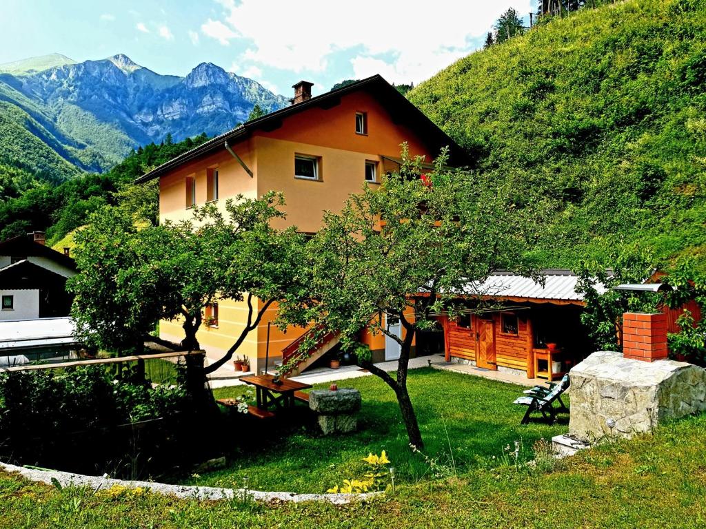 PodbrdoApartment and Garden house among the mountains的山丘上以山为背景的房子