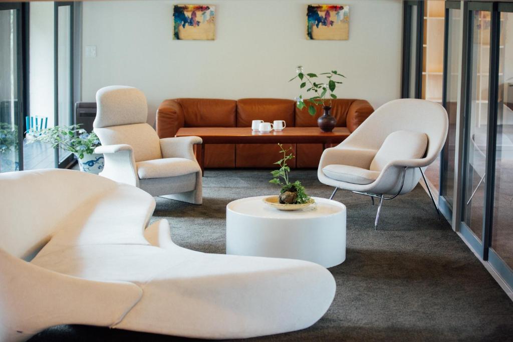 小松市Takigahara Craft & Stay的客厅配有白色椅子和沙发