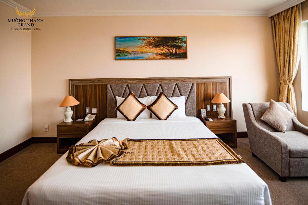 荣市穆尔泰东方大酒店的一间卧室配有一张大床和一把椅子