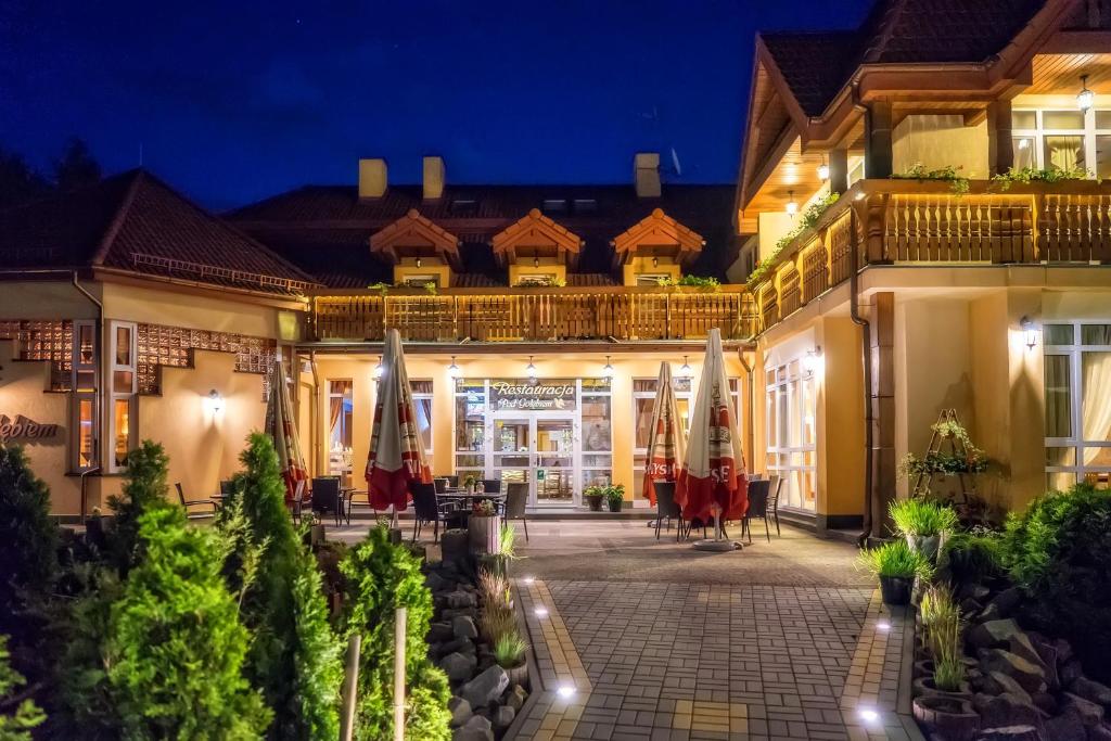 维斯瓦格勒碧姆布丁酒店的夜间提供遮阳伞和庭院的酒店