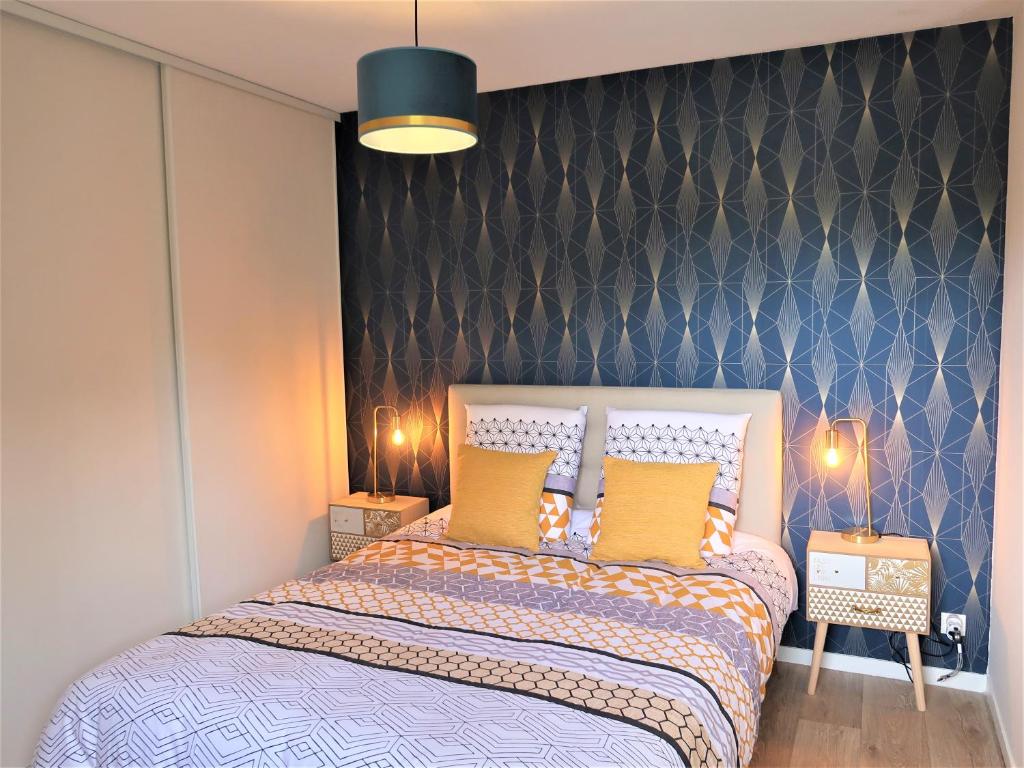 拉尼翁Appart'Confort - Le Trégor的一间卧室配有一张带黄色枕头的大床