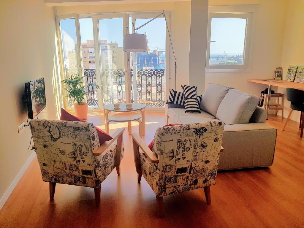 阿尔么丽亚Vivienda Bendicho- CATEDRAL的客厅配有沙发、两把椅子和一张桌子