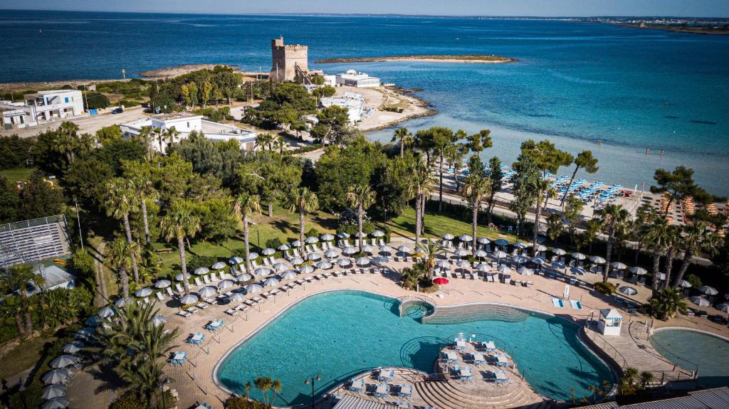 圣伊西多罗萨兰托村蓝色酒店的享有带游泳池的度假村的空中景致