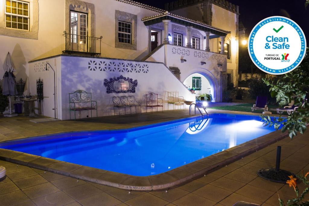 费雷拉杜阿连特茹Casa do Infante的夜间在房子前面的游泳池