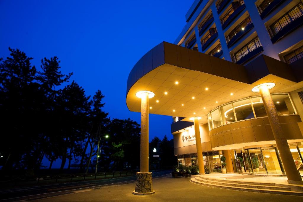 洲本市淡路岛酒店的一座建筑,前方有路灯