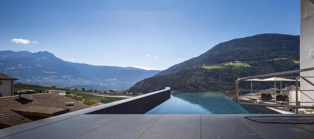 帕尔奇内斯Alpin & Stylehotel Die Sonne的享有山脉背景的河流美景