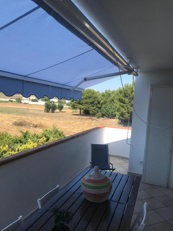 马鲁焦Villa Raffa Salento的阳台设有长凳,享有田野美景。
