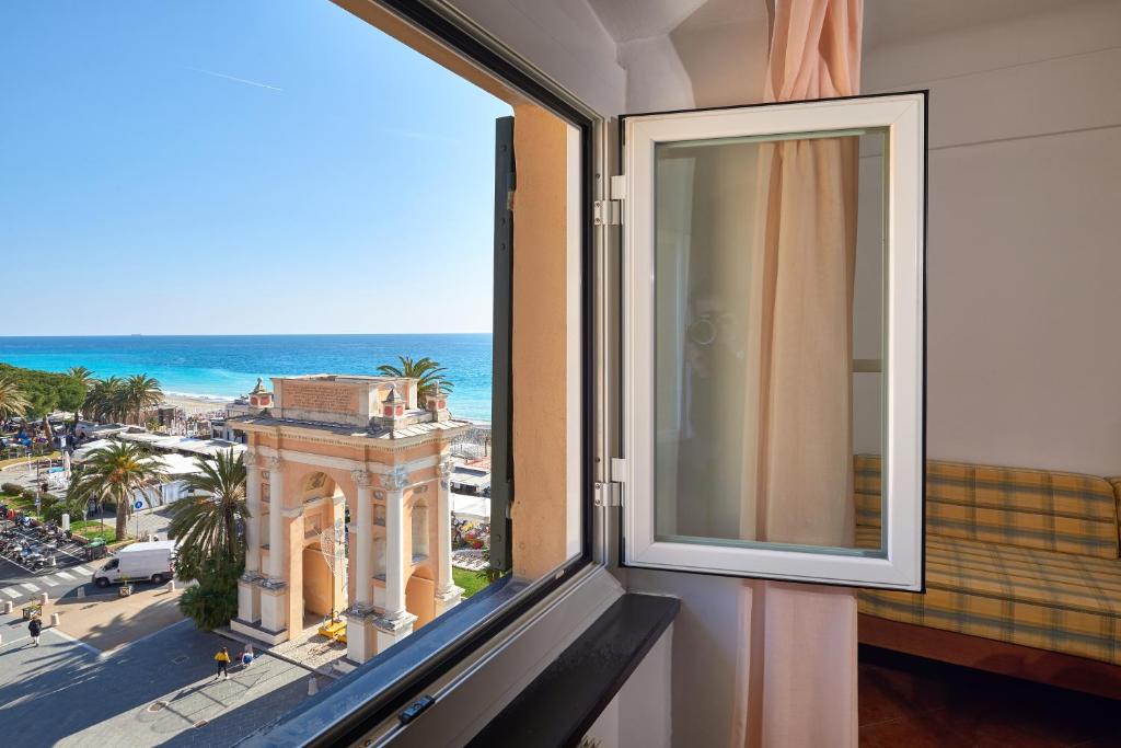 菲纳莱利古雷Hotel Garibaldi的客房设有海景窗户。