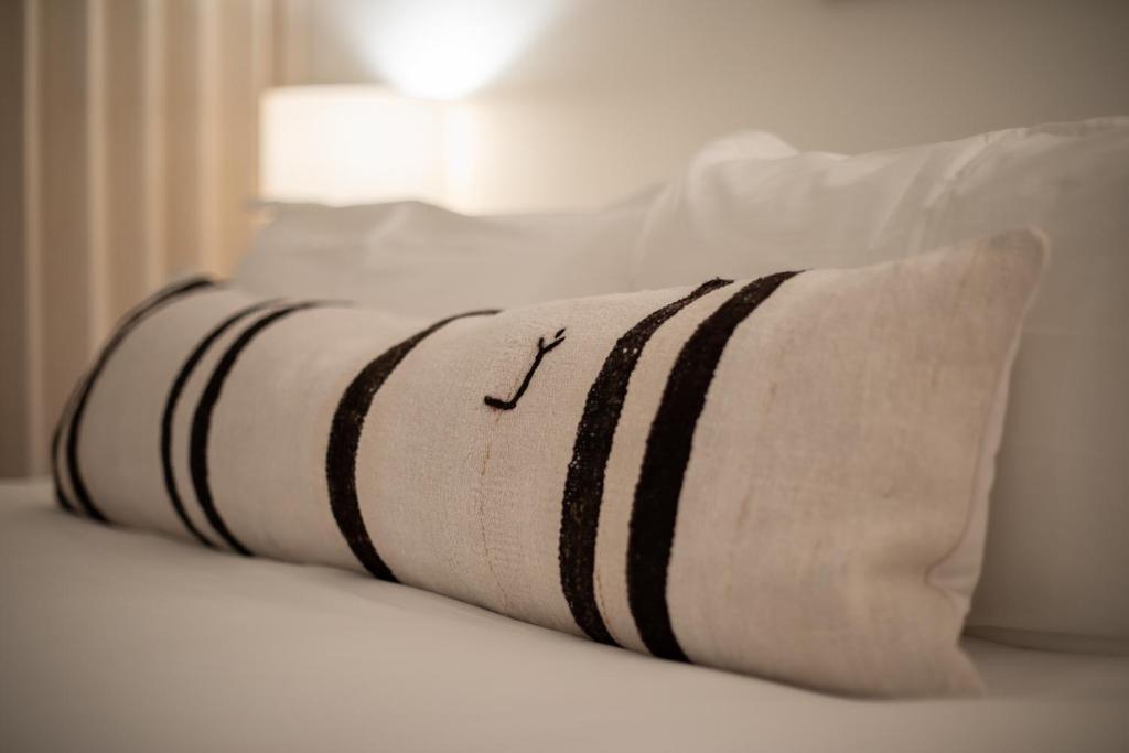 圣地亚哥明珠大酒店的床上的枕头