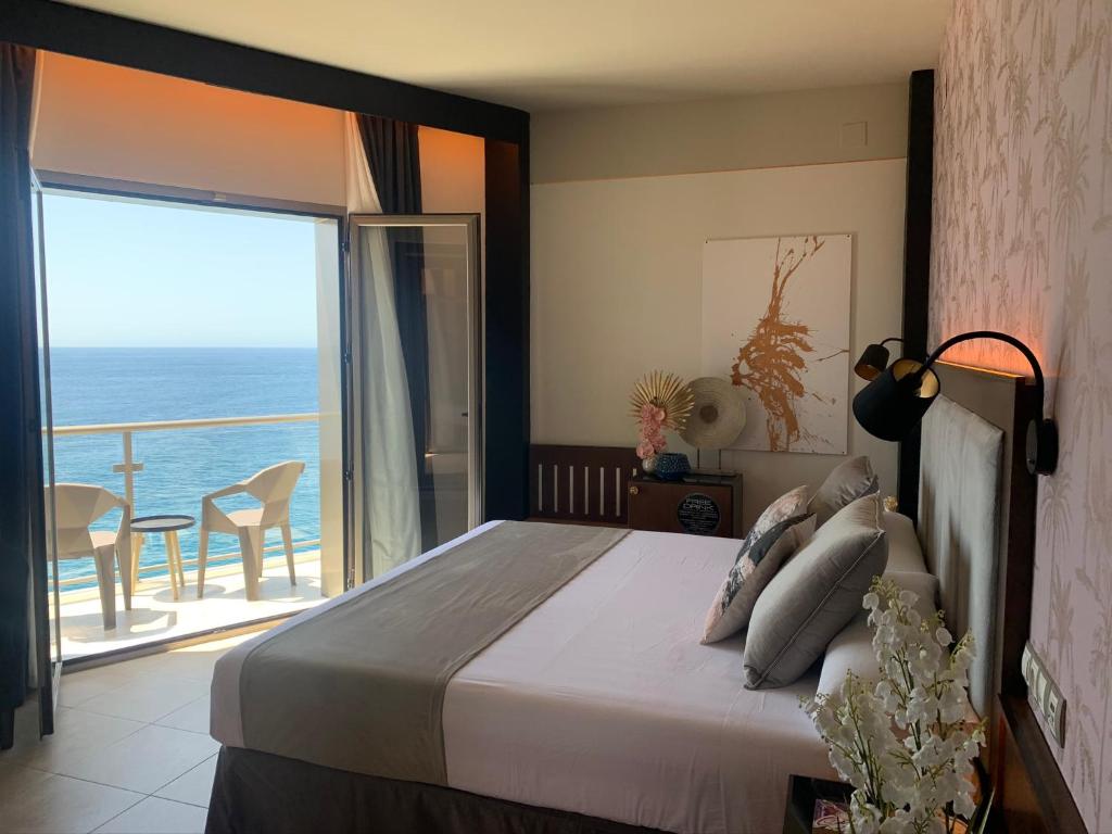 阿尔姆尼卡ON ALETA ROOM designed for adults的一间卧室设有一张床,享有海景