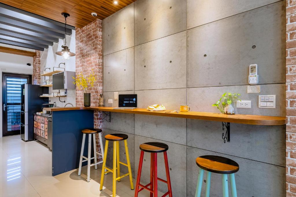 五结法藍旅店 宜蘭包棟首選的厨房配有2张吧台凳和1个柜台。