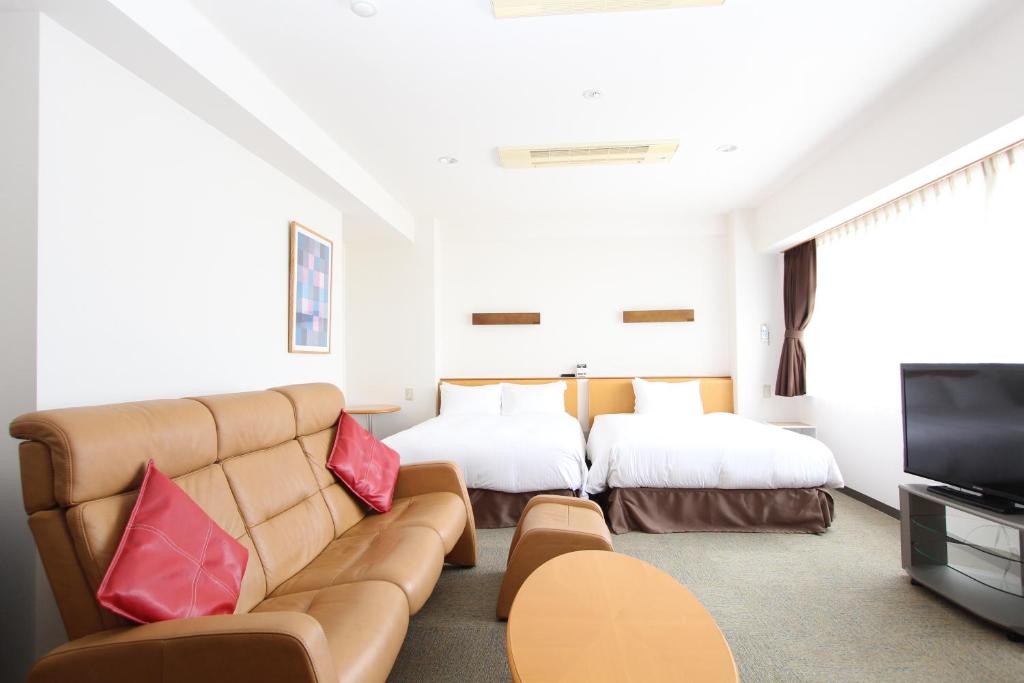 HigashineHotel BB Fast Sakuranbo Higashine的带沙发、床和电视的客厅