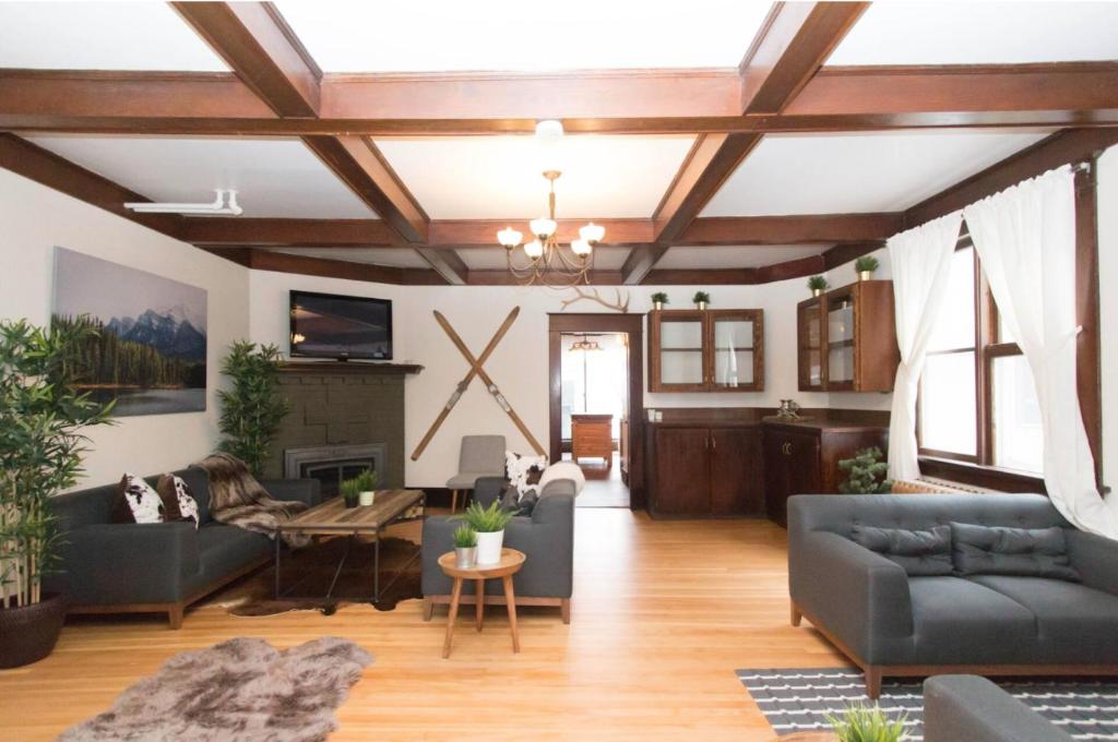 班夫Rocky Mountain Retreat- Enormous House Sleeps 23的带沙发和壁炉的客厅
