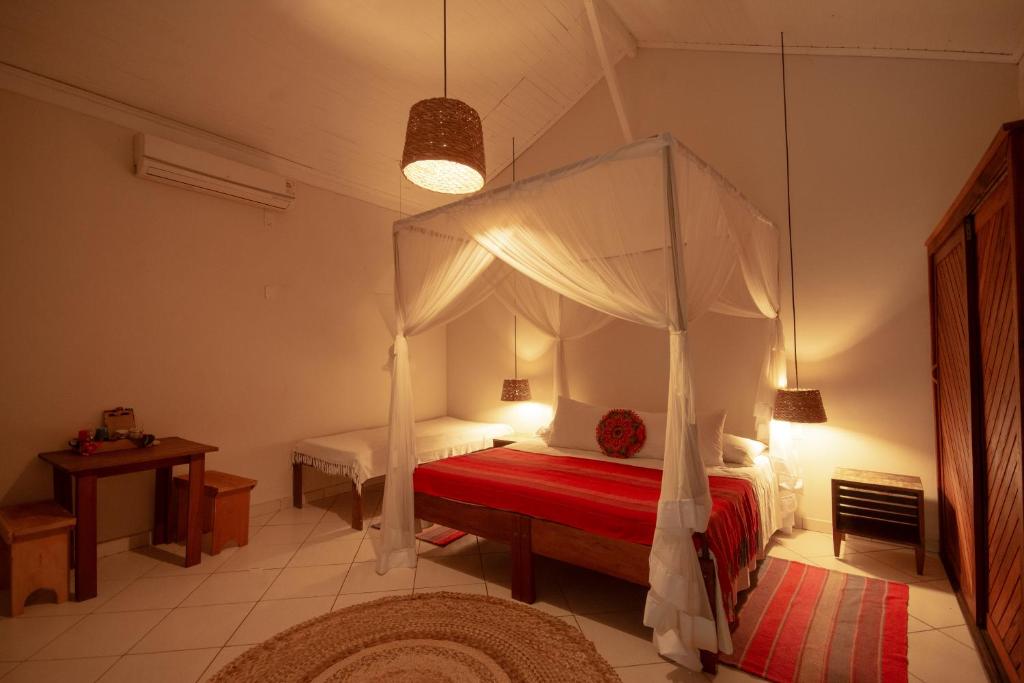 马劳Na Villa dos Algodões的一间卧室配有一张带天蓬的床