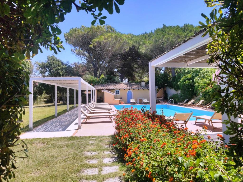 San Vero Milis伊斯贝那司乡村酒店的一个带游泳池的花园和一个度假村