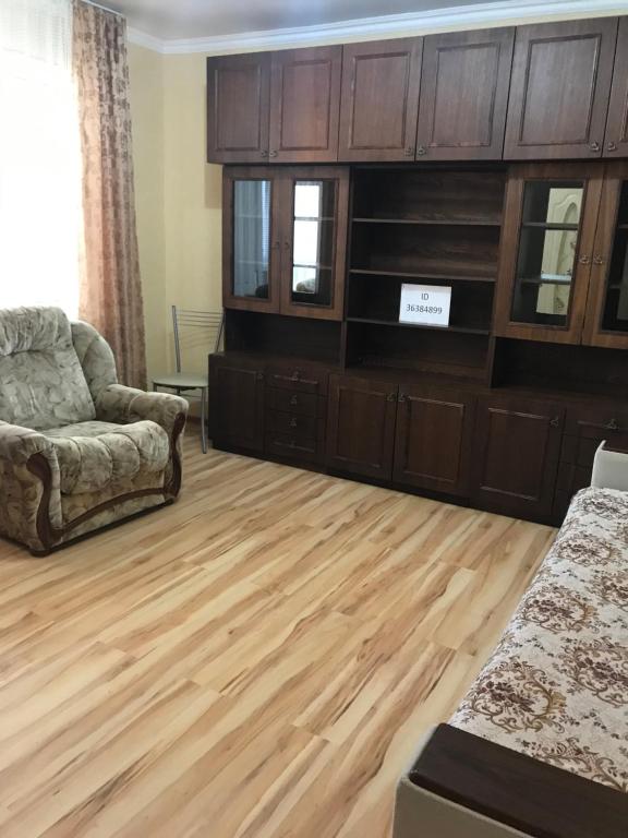 阿德勒Apartment on Lenina的客厅铺有木地板,配有椅子
