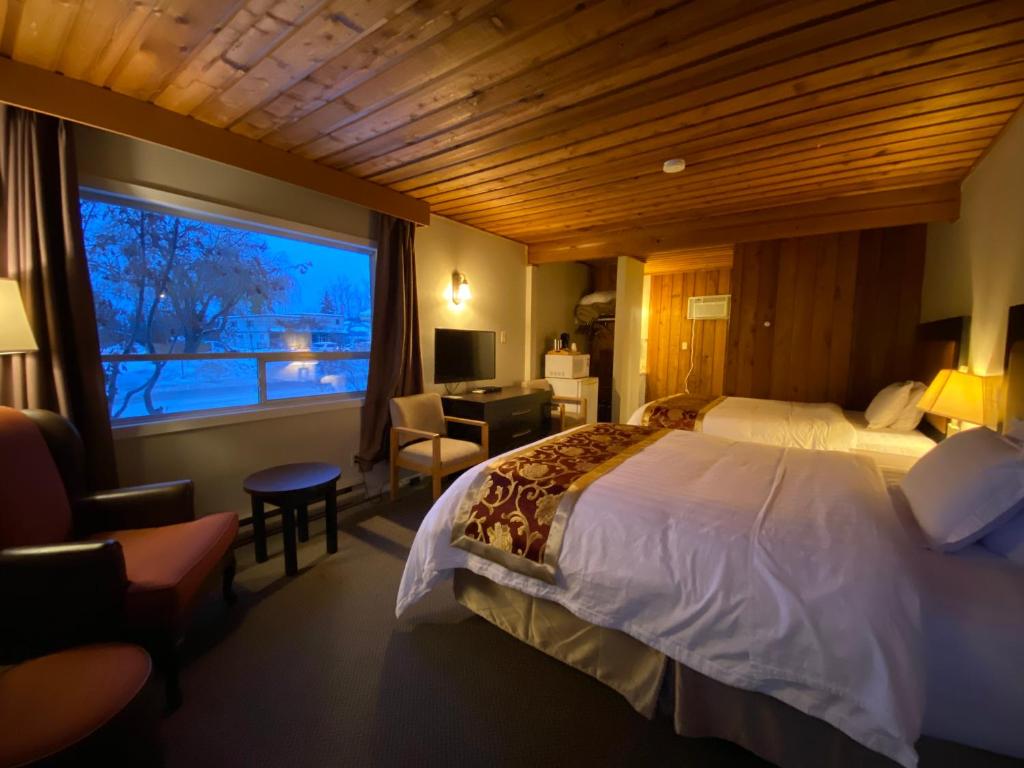 戈尔登朗多汽车旅馆的酒店客房设有一张床和一个大窗户