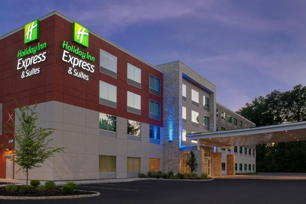 金斯兰Holiday Inn Express & Suites Kingsland I-95-Naval Base Area, an IHG Hotel的医院大楼的一侧有标志