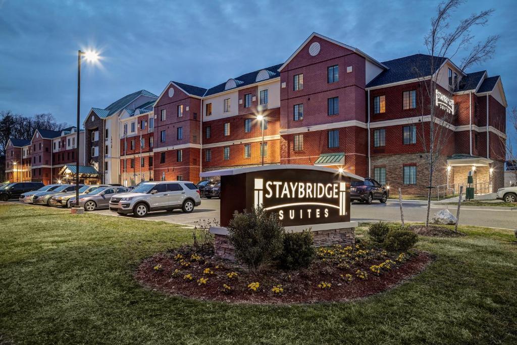 拉纳姆Staybridge Suites Washington D.C. - Greenbelt, an IHG Hotel的停在大楼前的标志