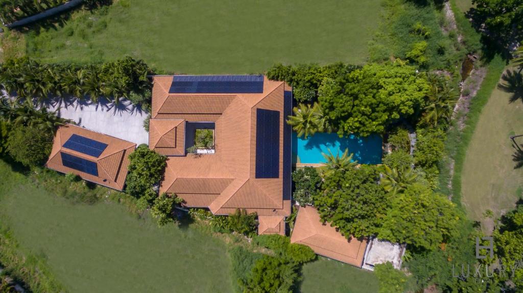 七岩6 Bedroom Luxury Villa on Golf Course PH125的享有带游泳池的别墅的顶部景致