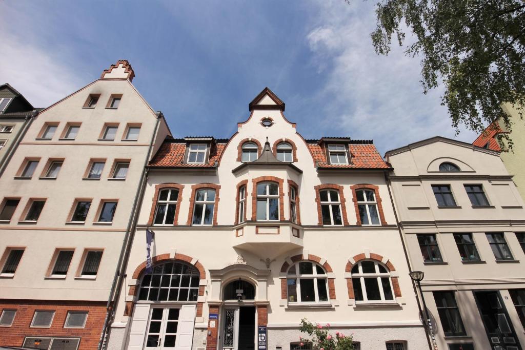 罗斯托克Blue Doors Hostel Altstadt的一座白色的大建筑,有塔楼
