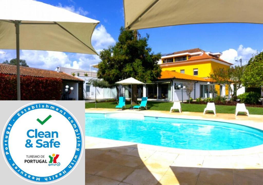韦尔迪镇Hotel de Charme Casa Fundevila的一座带游泳池和遮阳伞的房子前面的标志