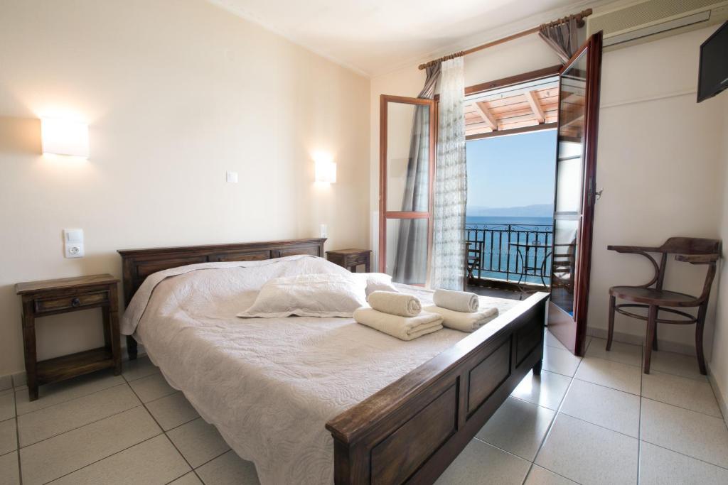 伊西翁SAGA Pension的一间卧室设有一张床,享有海景