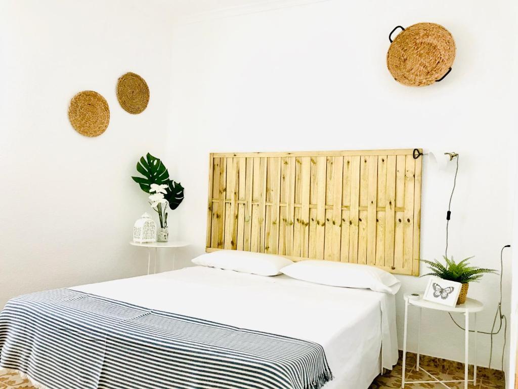 佩尼斯科拉Casita Marinera的一间卧室配有一张带木制床头板的床