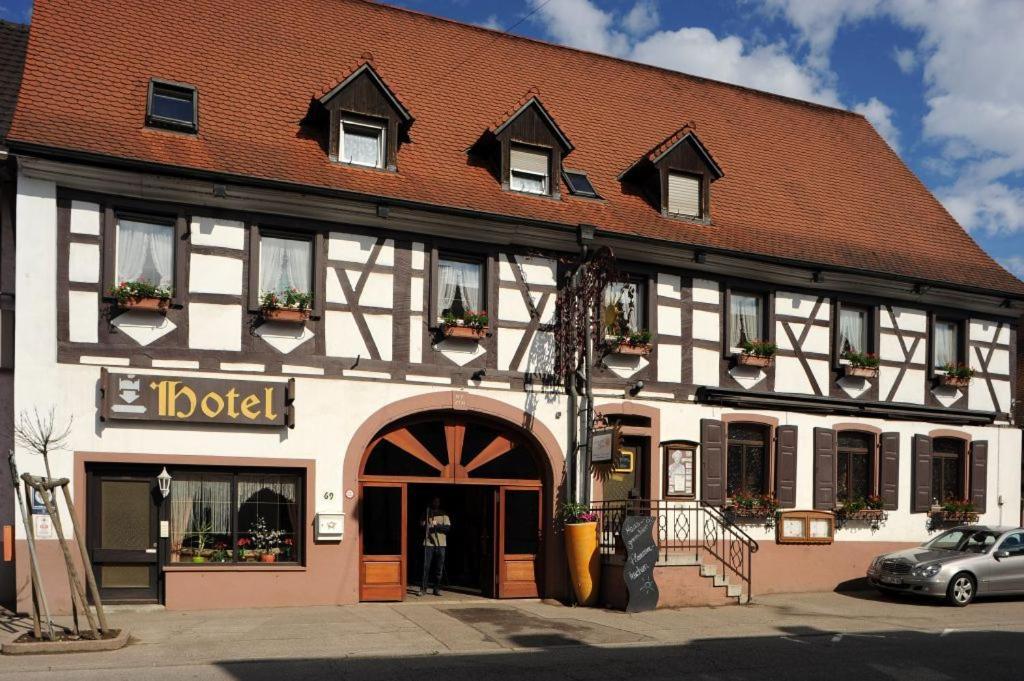 Bötzingen太阳乡村酒店的前面有停车场的酒店