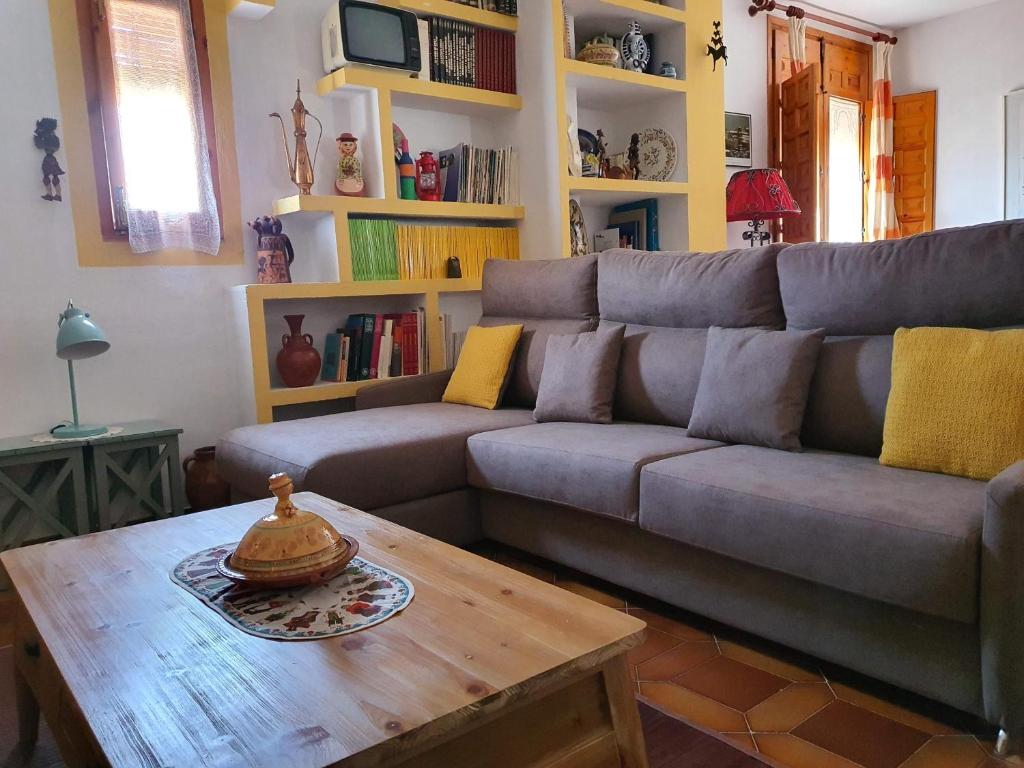 昆卡Casa San Nicolas的带沙发和咖啡桌的客厅