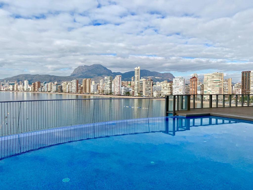 贝尼多姆Precioso piso con unas vistas increíbles的享有城市景致的大型游泳池