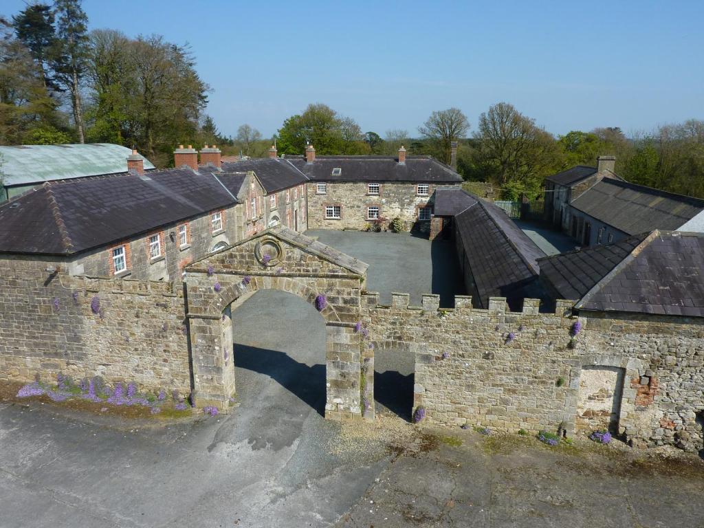 卡文Castlehamilton Cottages and Activity Centre的享有古老石头建筑的空中景致