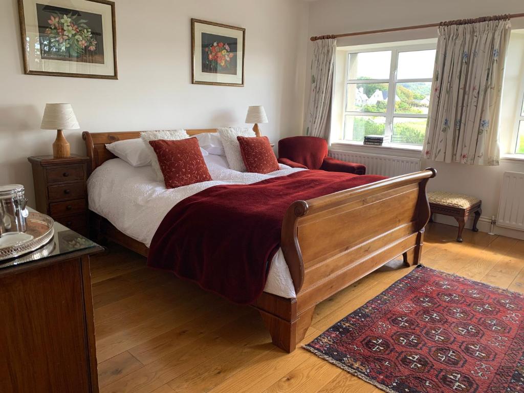 邓法纳希The Mill的卧室配有床、椅子和窗户。