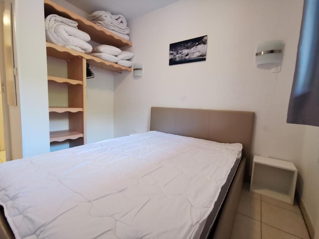 莱索尔Appartement 4 personnes Les Orres 1800 au pied des pistes的一间小卧室,配有床和毛巾架