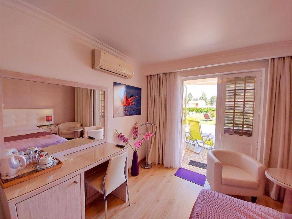 蒙蒂戈杜VILA FORMOSA AL-Estabelecimento de Hospedagem,Quartos-Rooms的酒店客房设有一间带书桌和床的卧室